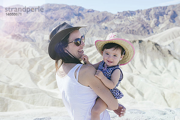 USA  Kalifornien  Death Valley National Park  Canyon des Teams Zwanzig Maultiere   glückliche Mutter und kleines Mädchen