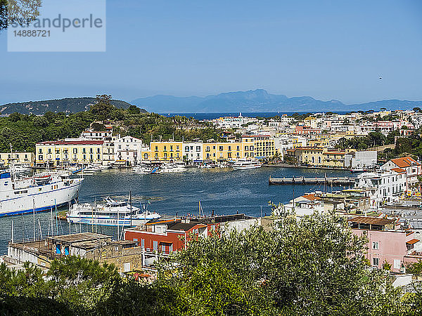 Italien  Kampanien  Ischia  Forio  Blick zum Hafen