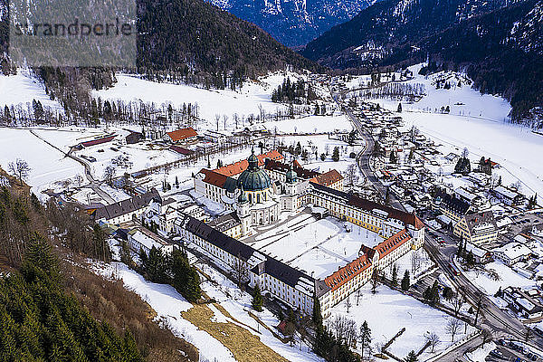 Deutschland  Bayern  Garmisch Partenkichen  Oberammergau  Ettal  Benediktinerabtei  Kloster Ettal im Winter