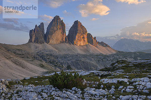 Die Drei Zinnen von Lavaredo bei Sonnenuntergang  Parco Naturale Drei Zinnen  Sextner Dolomiten  Italien