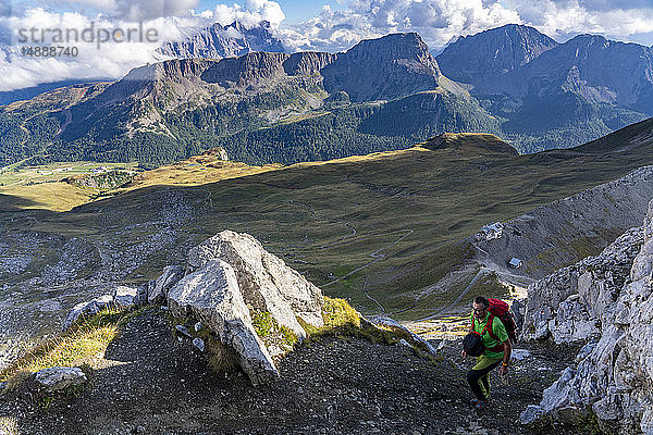 Italien  Venetien  Dolomiten  San-Pellegrino-Pass  Bergsteigerwanderung in der Nähe der Paradiso-Hütte