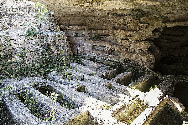 Italien  Sizilien  Provinz Ragusa  Parco Archeologico Forza  Cava d`Ispica  Grotta della Larderia  Felsengräber