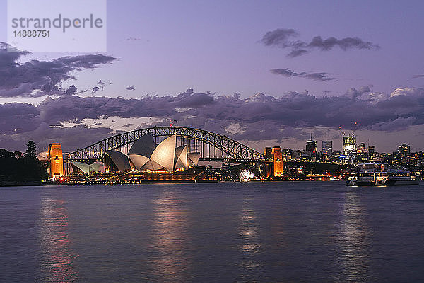 Australien  New South Wales  Sydney  Sydney Landschaft mit dem Opernhaus und der Brücke in der Abenddämmerung