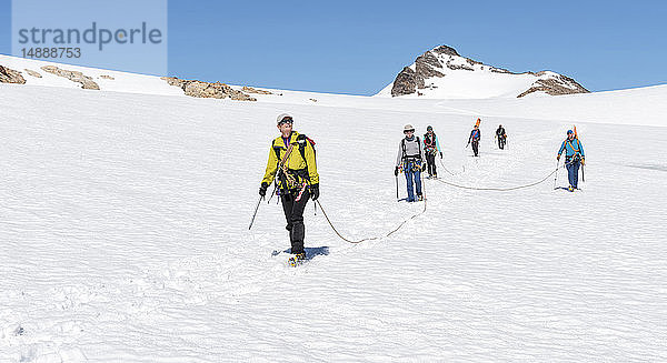 Grönland  Sermersooq  Kulusuk  Schweizer Alpen  Gruppe von Menschen  die im Schnee laufen