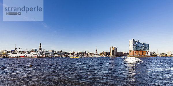 Deutschland  Hamburg  Stadtbild mit Elbphilharmonie vom Wasser aus gesehen
