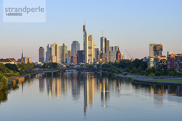 Deutschland  Frankfurt am Main  Skyline bei Sonnenaufgang mit dem Main im Vordergrund