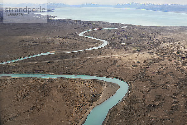 Argentinien  Patagonien  Drohnenansicht des Lago Argentino und seiner Nebenflüsse in der Trockenzeit