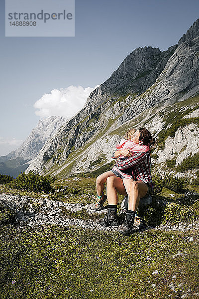 Österreich  Tirol  glückliche Mutter und Tochter umarmen sich in der Berglandschaft