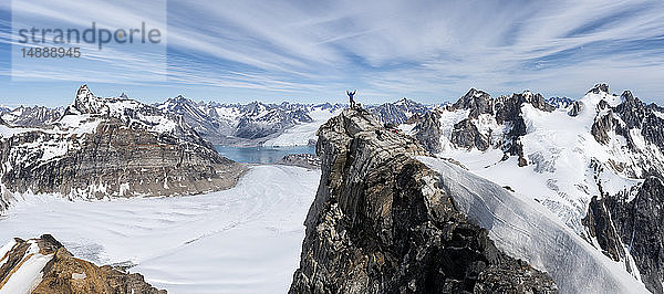 Grönland  Sermersooq  Kulusuk  Schweizer Alpen  Bergsteiger mit erhobenen Armen auf dem Gipfel