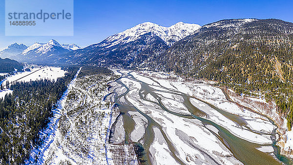 Österreich  Tirol  Lechtal  Lechfluss im Winter  Luftbild