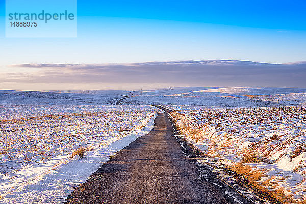 Vereinigtes Königreich  Schottland  East Lothian  Lammermuir Hills  Straße im Winter