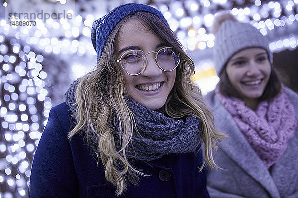 Porträt einer glücklichen jungen Frau in Winterdekoration