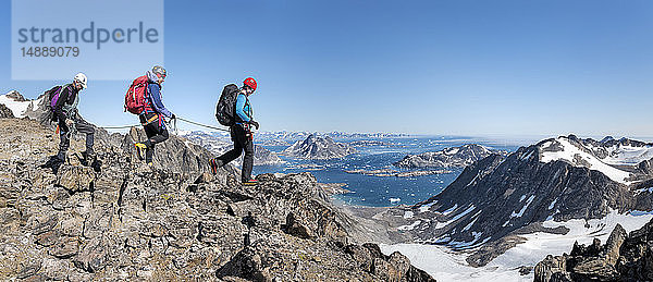 Grönland  Sermersooq  Kulusuk  Schweizer Alpen  Bergsteiger beim Wandern in felsiger Berglandschaft