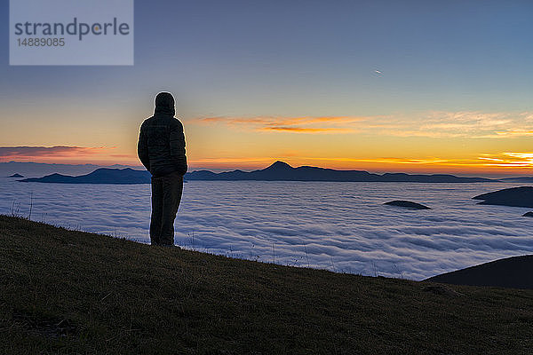 Italien  Marken  Apenninen  Monte San Vicino in der Morgendämmerung vom Monte Cucco aus gesehen