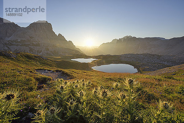 Laghi dei Piani und Innrichriedlknoten bei Sonnenaufgang  Sextener Dolomiten  Italien