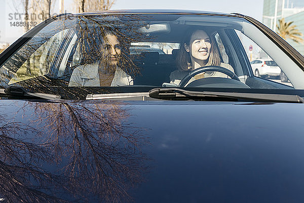 Zwei Frauen fahren in einem Auto durch die Stadt