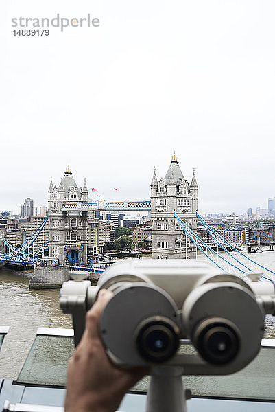 UK  London  Tower Bridge-Blick vom Dach mit Münzferngläsern