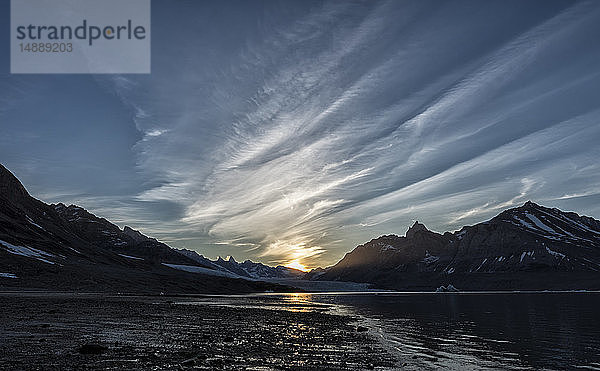 Grönland  Sermersooq  Kulusuk  Schweizer Alpen  Sonnenuntergang an der Küste