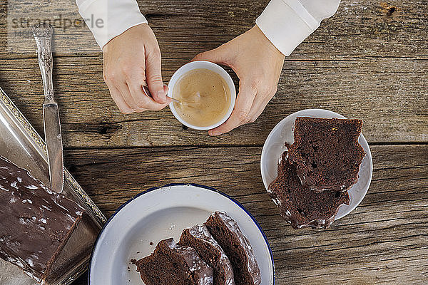 Hausgemachter Schokoladenkuchen und Tasse Kaffee auf Holz