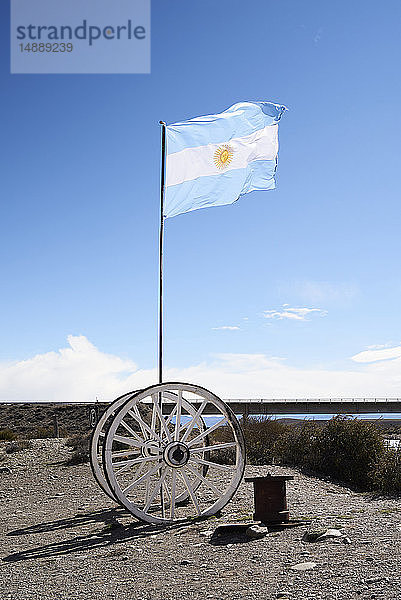 Argentinien  Patagonien  Argentinische Flagge auf Holzrädern gegen blauen Himmel