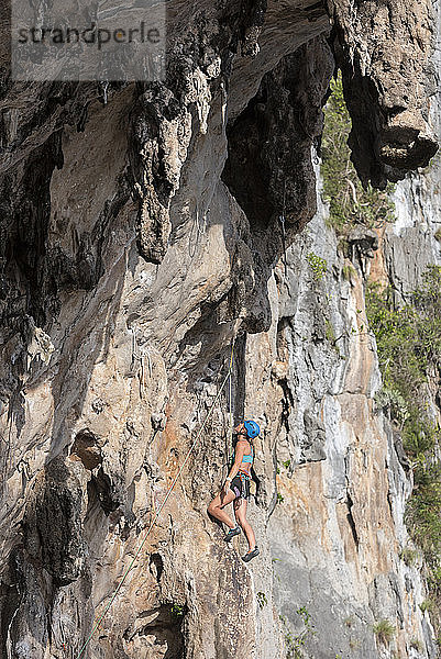 Thailand  Krabi  Lao Liang  Frau klettert in Felswand