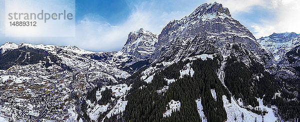 Schweiz  Kanton Bern  Grindelwald  Stadtbild im Winter  Wetterhorn und Mittelhorn