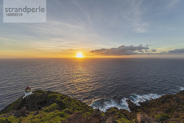 USA  Hawaii  Oahu  Honolulu  Blick vom Makapu'u Point  Leuchtturm bei Sonnenaufgang