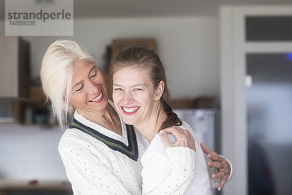 Porträt einer lachenden Mutter  die eine erwachsene Tochter anschaut