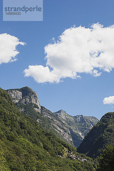 Schweiz  Tessin  Verzascatal  typische Dorf- und Berglandschaft