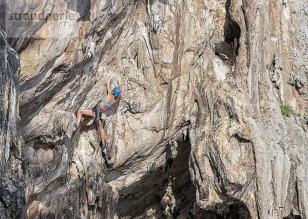 Thailand  Krabi  Lao Liang  Frau klettert in Felswand