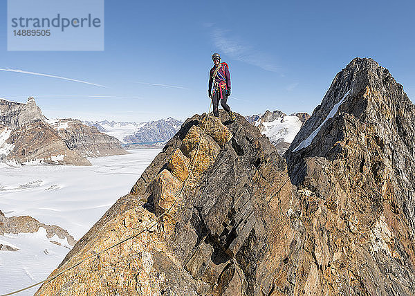 Grönland  Sermersooq  Kulusuk  Schweizer Alpen  lächelnder Bergsteiger auf dem Gipfel