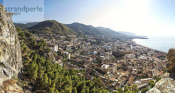 Sizilien  Cefalu  Blick auf die Altstadt von Cefalu von der Rocca di Cefalu