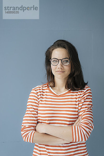 Porträt einer hübschen Frau mit Brille