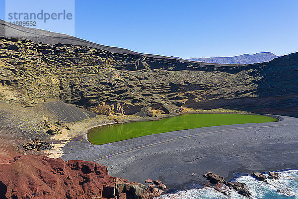 Spanien  Kanarische Inseln  Lanzarote  Luftaufnahme von El Golfo  Charco de los Clicos  Montana del Golfo  Lago Verde