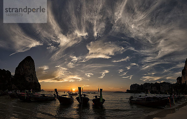 Thailand  Krabi  Bahnstrand  Langschwanzboote bei Sonnenuntergang