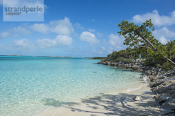 Karibik  Bahamas  Exuma  türkisfarbenes Wasser und ein weißer Sandstrand