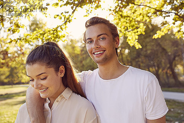 Porträt eines glücklichen jungen Paares in einem Park