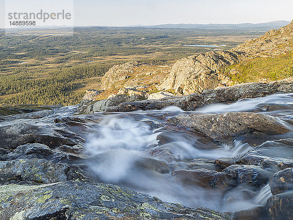 Jamtland  Schweden  Wasserfall Silverfallet und Blick über die Ebene von Enafors