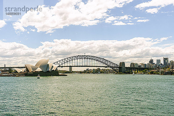 Australien  New South Wales  Sydney  Skyline von Sydney mit Opernhaus und Brücke