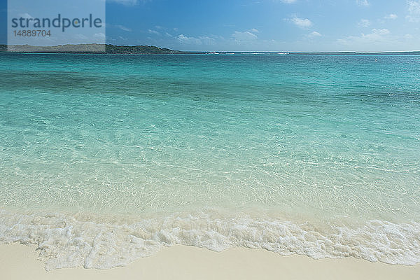 Karibik  Bahamas  Exuma  türkisfarbenes Wasser und ein weißer Sandstrand