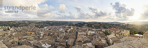 Italien  Sizilien  Modica  Stadtbild  Panorama in der Abenddämmerung