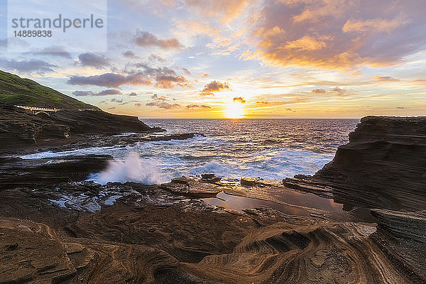 USA  Hawaii  Oahu  Lanai  Pazifischer Ozean bei Sonnenaufgang