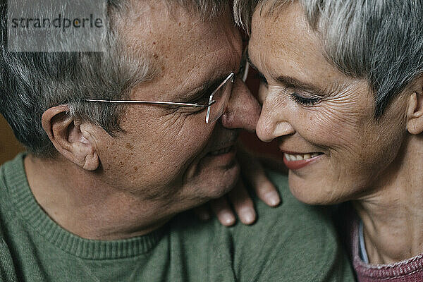 Nahaufnahme eines glücklichen  liebevollen älteren Paares