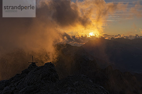 Italien  Venetien  Dolomiten  Alta Via Bepi Zac  Sonnenuntergang auf dem Gipfel von Costabella