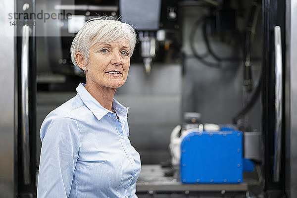 Porträt einer selbstbewussten älteren Geschäftsfrau in einer Fabrik
