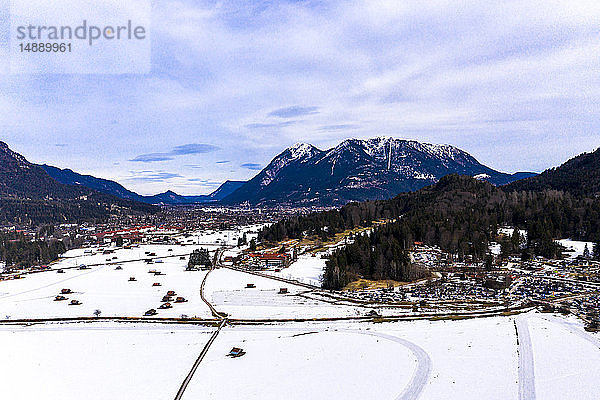 Deutschland  Bayern  Garmisch Partenkirchen und Wettersteingebirge im Winter