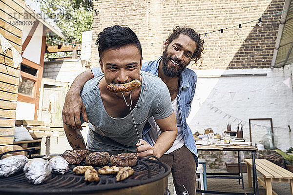 Freunde bereiten Fleisch für ein Barbecue im Hinterhof