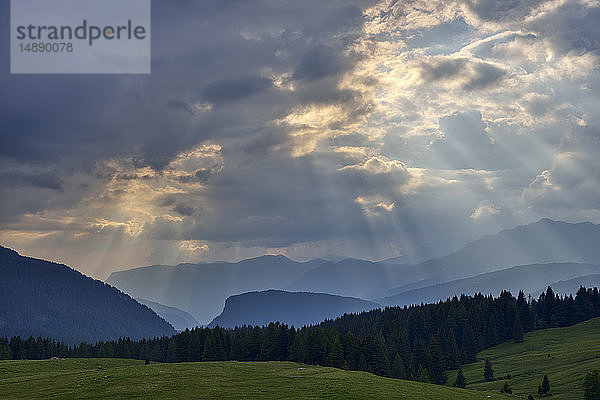 Lichtstrahlen durchbrechen Wolken  Dolomiten  Italien