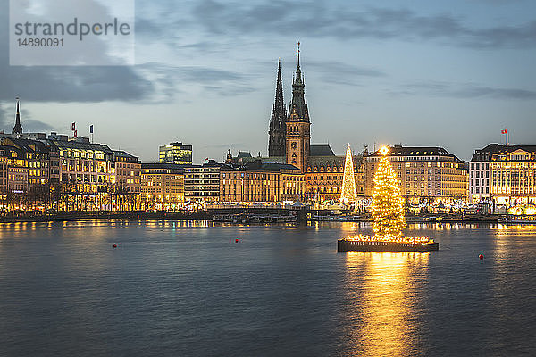 Deutschland  Hamburg  Rathaus  St. Nikolauskirche  Weihnachtsbaum  Binnenalster am Abend