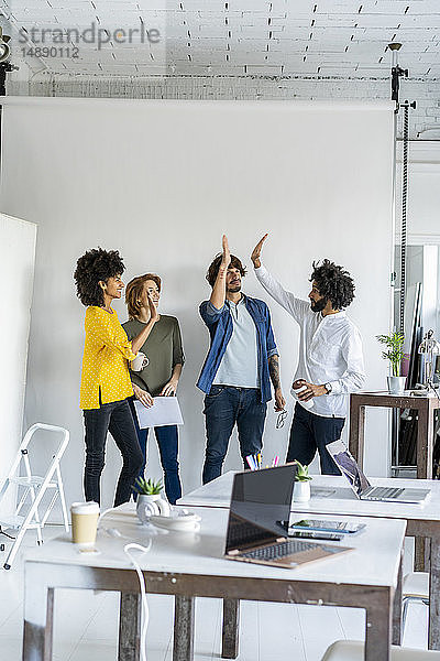 Jungunternehmer bei einem Treffen in ihrem Büro